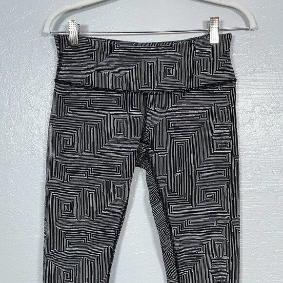 Lululemon Women 6 Black White Jacquard Wunder Under Crop III Leggings Wicking - Picture 3 of 9